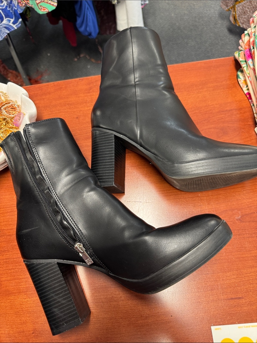 New York and company boots size 10 // 082603